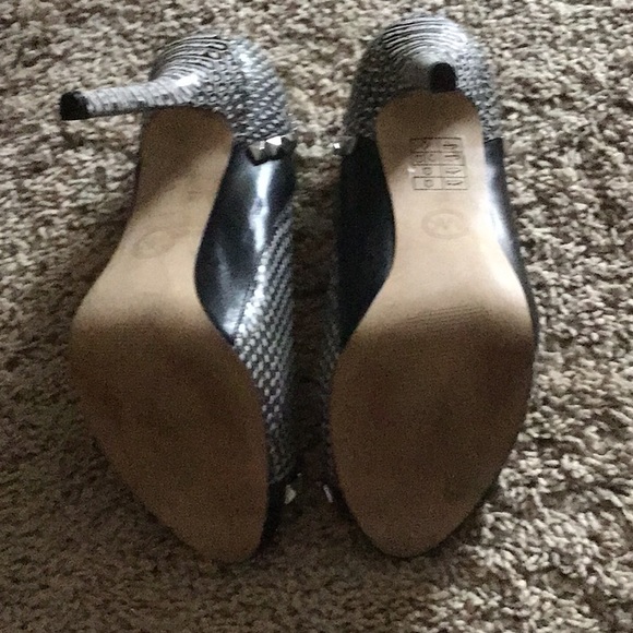 Shoes - Picture 3 of 4